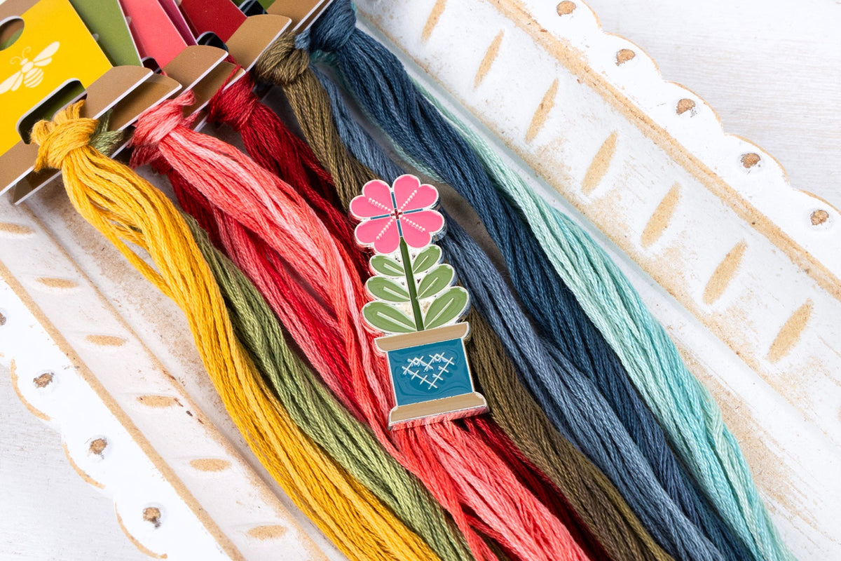 Quilty Flower Enamel Needle Minder